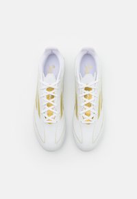 adidas Performance F50 LEAGUE FIRM/MULTI-GROUND - Jalkapallokengät kiinteälle alustalle - footwear white/gold metallic
