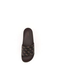 Sorte slide-sandaler med et logomønster på en struktureret rem og en glat, mørk sål. "GUESS" trykt på indersålen.
