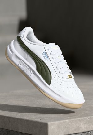 GV SPECIAL UNISEX - Sneakers low - white/dark olive