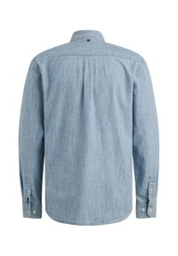 Camisa de manga larga azul claro hecha de tela texturizada, que presenta un collar con botones, un pliegue trasero y puños con un solo botón.
