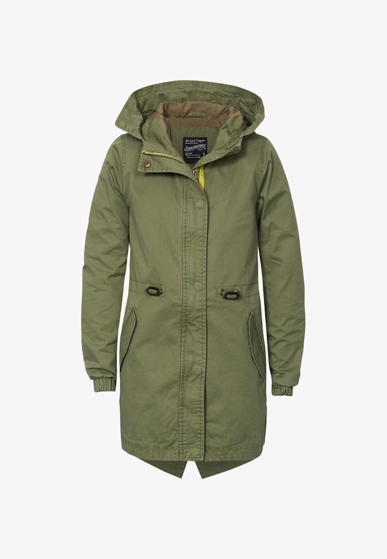 Parka olive verte avec capuche, fermeture à glissière, poignets élastiques, taille ajustable par cordon, et poches latérales. Texture lisse et matériau durable.
