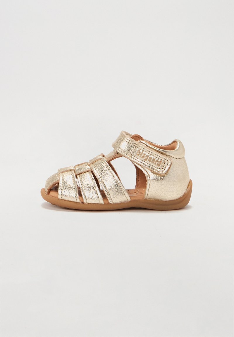 Sandale en cuir métallisé doré avec bout ouvert, plusieurs brides et fermeture velcro ajustable ; semelle légère et talon arrondi.