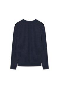 Granatowy sweter wykonany z dzianiny, z prążkowaną teksturą, okrągłym dekoltem, długimi rękawami oraz prostym hemem i subtelnym detalem logo.