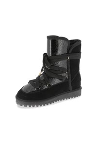 Botín negro con parte superior de charol brillante, acentos de ante y cordones negros gruesos. Cuenta con una suela de goma texturizada para mayor agarre.