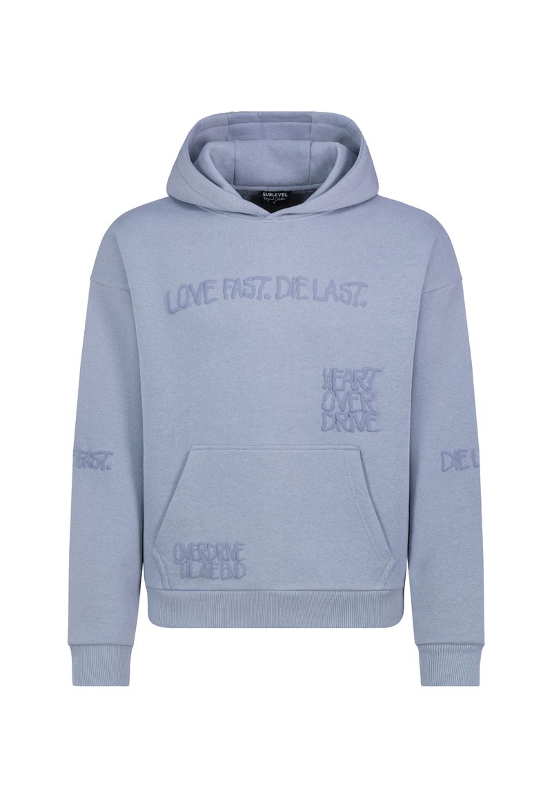 Lichtblauwe sweatshirt met capuchon, gemaakt van een katoenmix, met geborduurde zinnen: "LOVE FAST. DIE LAST." en "HEART OVERDRIVE" in verschillende lettertypen.