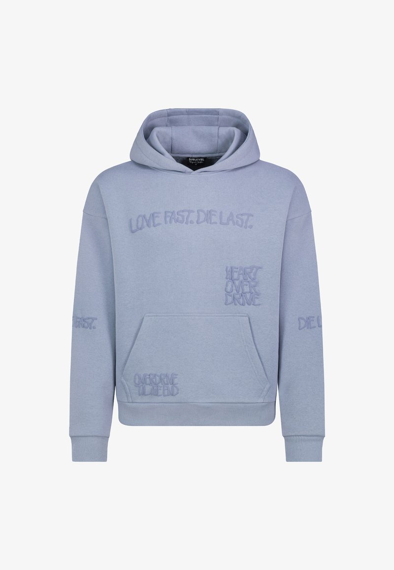 Hellblauer Kapuzenpullover aus Baumwollmischung, mit gestickten Phrasen: "LIEBE SCHNELL. STARBE LANGSAM." und "HERZ ÜBERDRIVE" in unterschiedlichen Schriftarten.