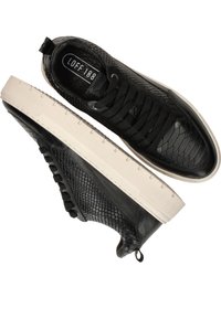 Zwarte sneakers met een gestructureerde slangenprint bovenkant, ronde neus, zwarte veters en een witte rubberen zool met getextureerde accenten en een trekband bij de hiel.