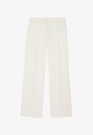 Pantaloni bianchi su misura a gamba dritta con vita alta elastica e tasche laterali, mostrati distesi su uno sfondo bianco.