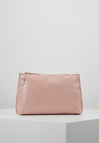 Růžová kabelka s embosovaným krokodýlem z umělé kůže, s horním zipem a stříbrnými kovovými prvky, s hladkým, lesklým povrchem a obdélníkovým tvarem.