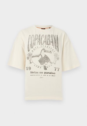 T-shirt color bianco sporco con la scritta "COPACABANA", due tucani, palme e frasi in portoghese sulla vacanza e la vita tropicale.