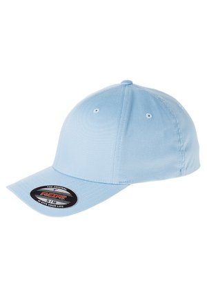 Casquette en tissu bleu clair avec une visière recourbée, dotée de trous de ventilation et d'une étiquette circulaire noire affichant "Flexfit". Texture lisse, design ajusté.