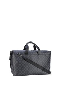 Czarna torba podróżna w kratę wykonana z teksturowanego materiału, wyposażona w podwójne uchwyty, odpinany pasek na ramię oraz zapięcie na zamek.