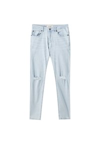 Jean skinny bleu clair en denim avec des déchirures usées aux deux genoux. Il possède des poches avant et une fermeture à bouton à la taille.