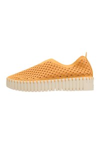 Scarpa slip-on di un vivace arancione, con una parte superiore testurizzata e perforata e una spessa suola in gomma bianca con scanalature verticali.