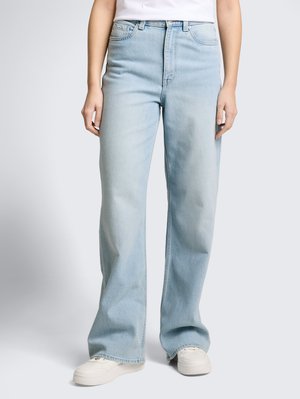 TTLINOU - Wide leg - clean bleached blue denim