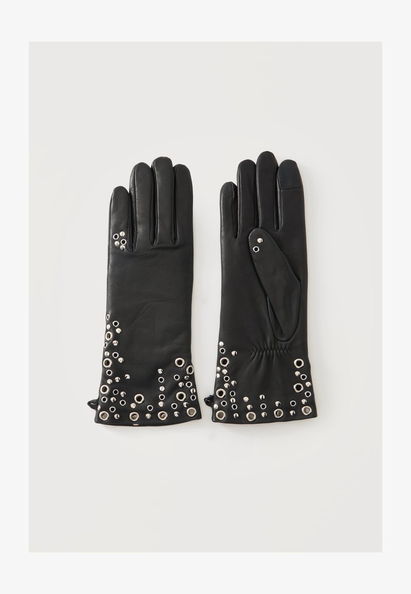 Paire de gants en cuir noir avec ornements œillets métalliques argentés près du poignet sur un fond uni.