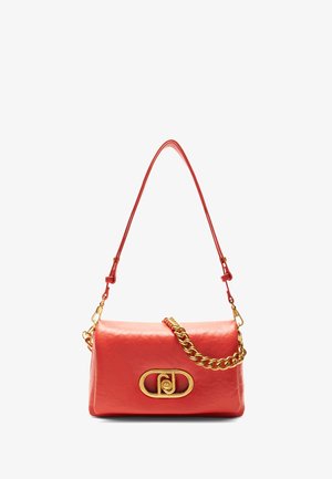 Sac à main en cuir corail de forme rectangulaire, accent en chaîne dorée et fermoir oval décoratif. Bandoulière réglable incluse.