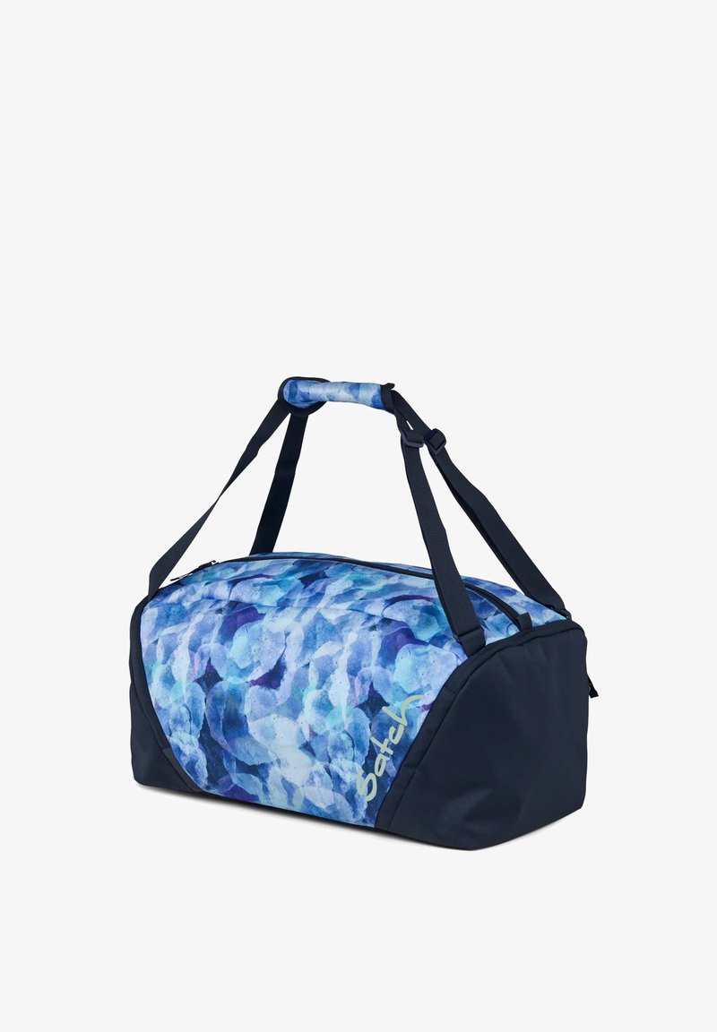 Duffelbag mit einem blauen Aquarellmuster, schwarzen Akzenten, doppelten Tragegriffen und einem Reißverschluss für sicheren Stauraum.