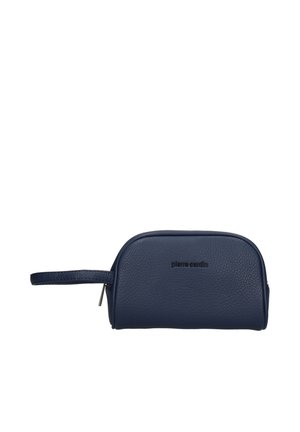 Pochette in pelle testurizzata blu navy con cerniera e logo "pierre cardin" impresso sul davanti.