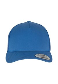 Blå snapback cap med struktureret pasform, flad skygge og synlige sømme. Har et rundt mærke med brandoplysninger på siden.