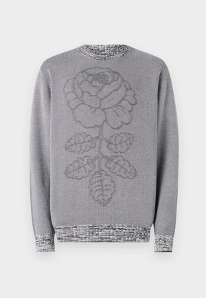 Harmaa neulottu villapaita, jossa on suuri ruusukuvio, teksturoitu kangas sekä kuvioitu ribbikaulus ja hihansuut.