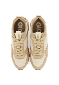 Baskets beiges avec un dessus en textile à finition lisse, fermées par des lacets à l'avant et avec des accents métalliques sur les côtés. Semelle en caoutchouc.
