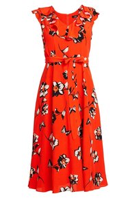 Robe fleurie rouge avec un col à volants, des manches courtes et une ceinture à nouer à la taille. Le tissu semble léger avec une texture lisse.