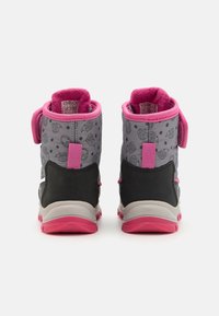Graue Winterstiefel mit pinken Akzenten, Klettverschlussriemen und einem strukturierten Muster. Schwarze Seiten und eine pinke Sohle. Fleece-Futter an der Oberseite sichtbar.