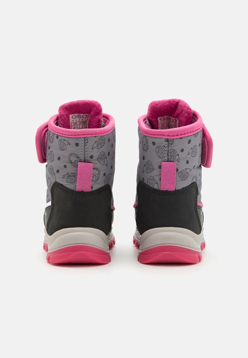 Szare zimowe buty z różowymi akcentami, rzepami oraz teksturowanym wzorem. Czarne boki i różowa podeszwa. Widać polarowe wykończenie na górze.