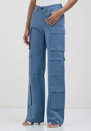 Pantaloni cargo blu chiaro realizzati in tessuto con molteplici tasche, design a gamba dritta, vita regolabile e vestibilità comoda.