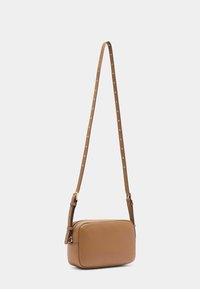 Tan læder crossbody taske med justerbar rem, rektangulær form og subtil tekstureret finish. Pyntet med detaljer i guld hardware.