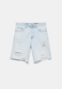 Short en denim bleu clair avec déchirures usées et ourlets effilochés, bouton à l'avant et design cinq poches.