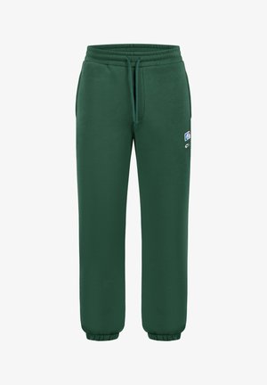 Pantalones deportivos de color verde oscuro con puños elásticos, cintura con cordón, bolsillos laterales y un pequeño logo multicolor en la parte superior del muslo.