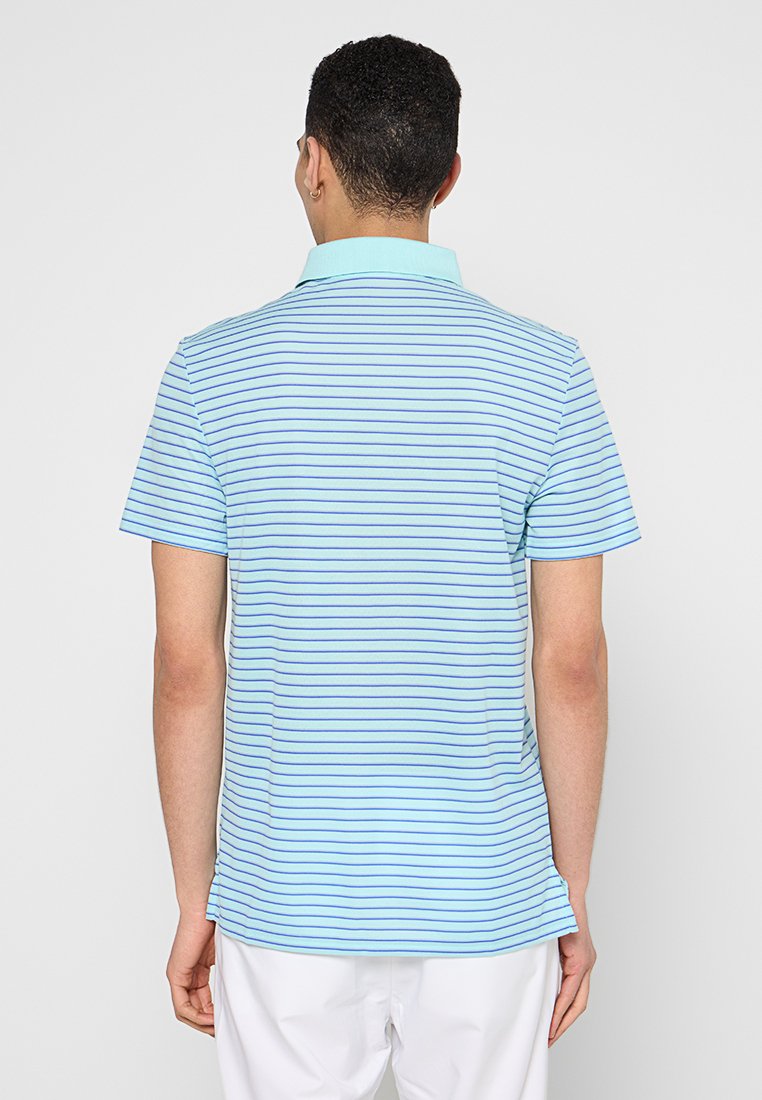 Camisa polo de manga corta azul claro con rayas horizontales azul oscuro y un cuello en menta de contraste. Textura suave.