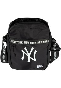 Borsa nera in tessuto durevole con un grande logo bianco di NY, tracolla regolabile con la scritta "NEW YORK" e chiusura superiore con zip.
