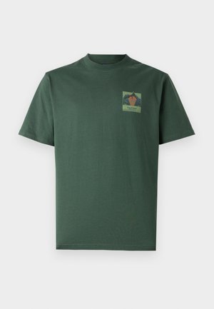 Penfield FOREFOUNDER MOUNTAIN BACK - Apdrukāts T-krekls - cilantro
