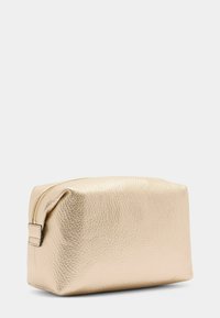 Borsa cosmetica in pelle dorata con finitura texture, forma rettangolare e chiusura a zip superiore per un facile accesso ai contenuti.