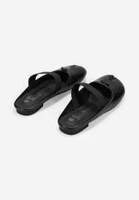 Zapatillas negras sin cordones con una banda elástica, punta redondeada y tacón bajo. Material suave con una textura sutil y detalle del logo en la plantilla.