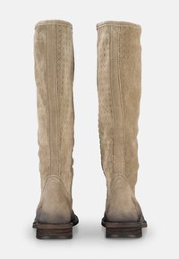 Beige Wildleder kniehohe Stiefel mit einer strukturierten Blende und einem gekreuzten Nahtdesign, niedrigem, gestapeltem Holzabsatz und abgerundetem Zehenbereich.