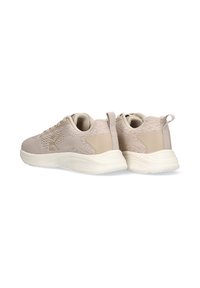 Zapatillas deportivas beige con parte superior de tejido texturizado, cuello acolchado y suela de goma blanca. Presenta un logotipo sutil y una tira en la parte trasera para facilitar el calzado.