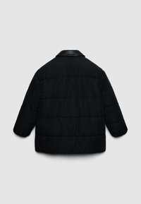 Schwarze Pufferjacke mit gesteppter Optik, abgesetztem Kragen und oversize Passform, aus strukturiertem Stoff mit glatter Oberfläche.