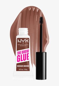 Tube de gel à sourcils NYX The Brow Glue en marron moyen avec applicateur spoolie noir et échantillon de gel brun sur fond blanc.