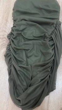 Tessuto leggero di colore verde oliva con texture arricciata e plissettata. Superficie morbida e liscia, design che si drappeggia e senza hardware visibile.