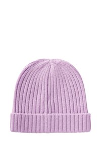 Lila gebreide beanie met ribbeltextuur en omgeslagen rand. Gemaakt van zacht materiaal, met een taps toelopende top en verticale strepen.