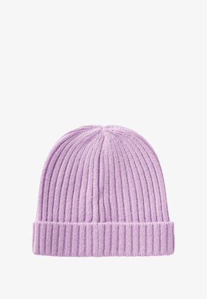Lila gebreide beanie met ribbeltextuur en omgeslagen rand. Gemaakt van zacht materiaal, met een taps toelopende top en verticale strepen.