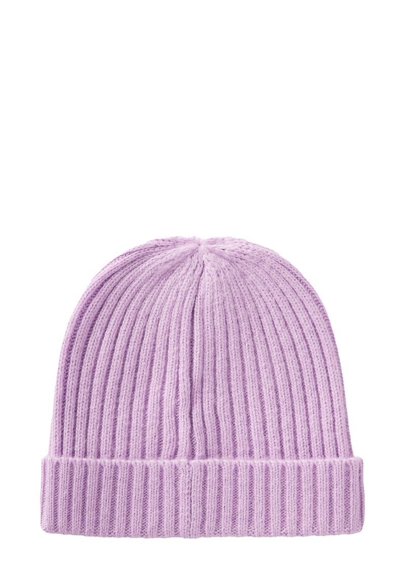 Lila gebreide beanie met ribbeltextuur en omgeslagen rand. Gemaakt van zacht materiaal, met een taps toelopende top en verticale strepen.