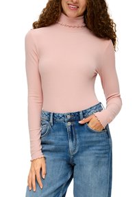 Lange mouwen, geribbelde coltrui in zacht roze met een gerimpelde hals en mouwranden, gecombineerd met hoge taille denim jeans.