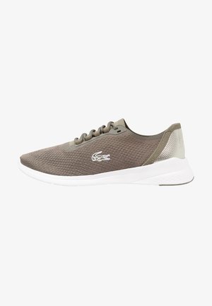 Chaussures de sport avec une tige en mesh marron respirant, des accents gris, une semelle blanche et un logo distinctif sur le côté. Design à bout arrondi.