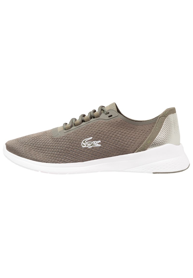 Chaussures de sport avec une tige en mesh marron respirant, des accents gris, une semelle blanche et un logo distinctif sur le côté. Design à bout arrondi.