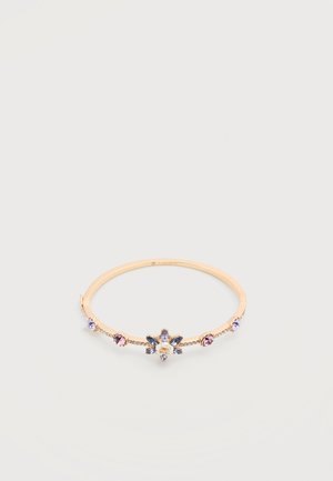 Bracciale tono oro con design centrale a fiore caratterizzato da gemme blu e viola e ulteriori pietre viola e rosa lungo la fascia.